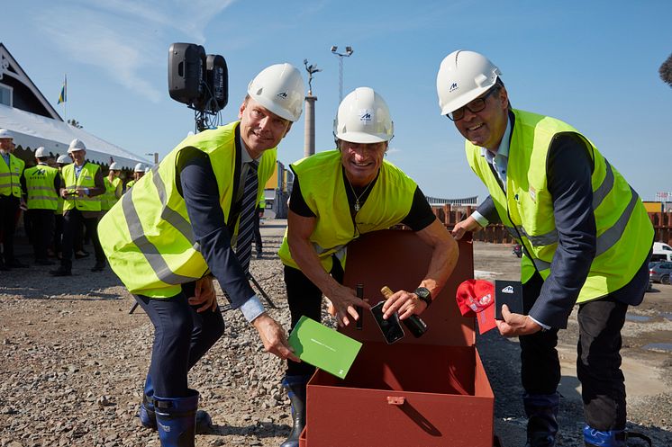 Peter Danielsson, Petter Stordalen och Magnus Skiöld fyller tidskapseln med föremål. 