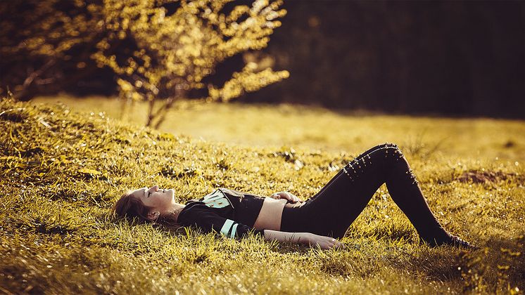 girl-lying-on-the-grass-1741487_1920