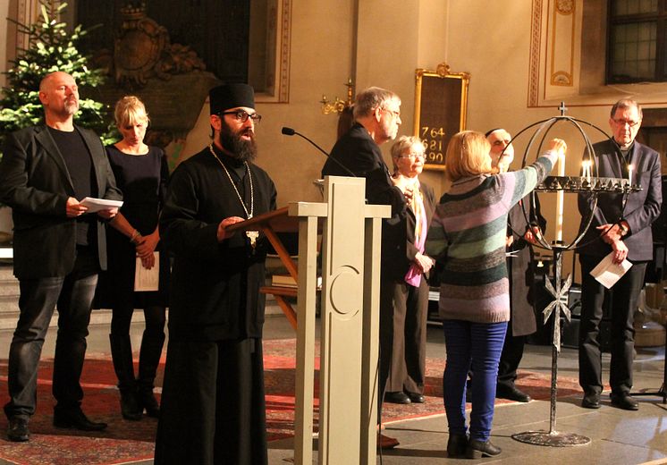 Arkimandrit Jean Mansour ledde bön samtidigt som man tände ljus.