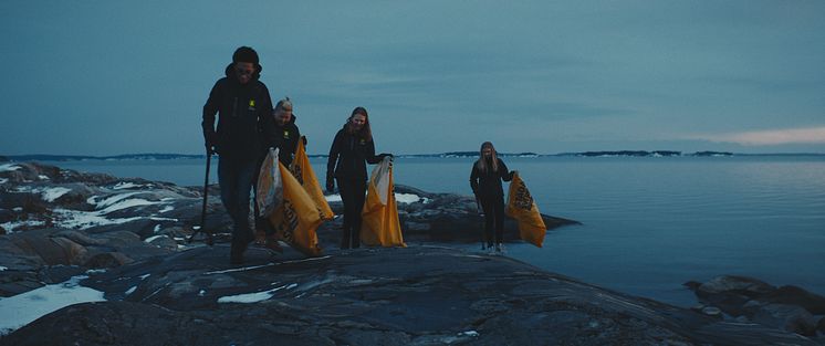 Ungdomar från idrottsrörelsen städar kusten.