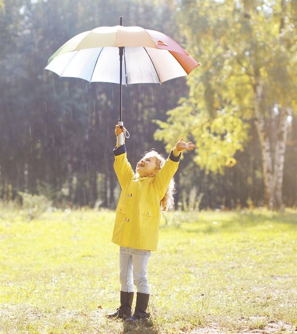 flicka med paraply i regn.jpeg