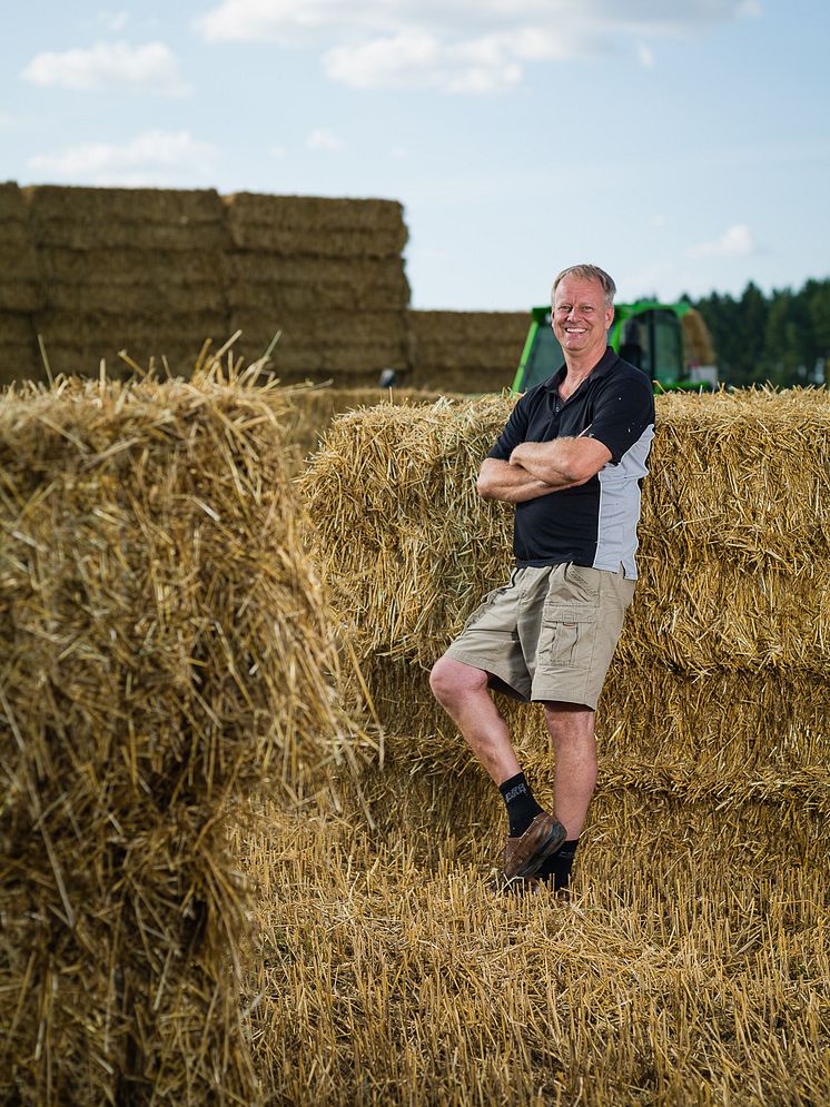 Svensk kycklingbonde på fält 