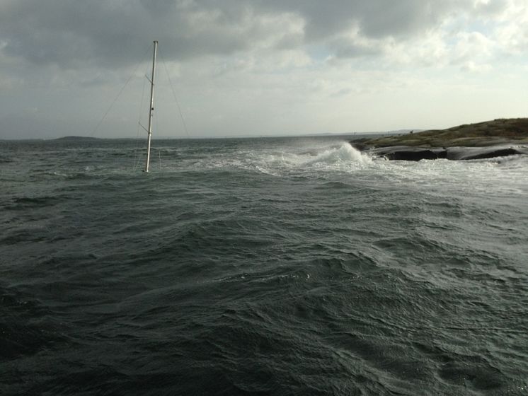 Segelbåt förliser vid Rossbådan