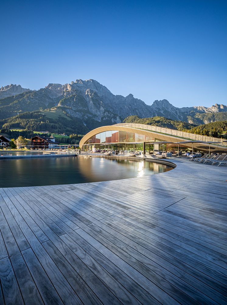 Wellness Terrasse mit Holz: „ATMOSPHERE by Krallerhof