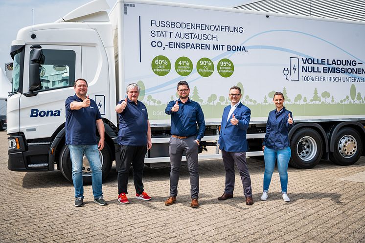 Das Bona-Team vor ihrem neuen Scania E-Lkw: Enrico Wachsmann, Gunther Heinritz, Christian Hilb, Thorsten Kusch, Ronja Scheliga (v. li.).