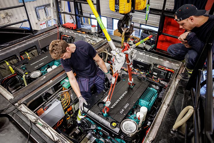 3Volvo Penta installing the hybrid propulsion system_03.jpg