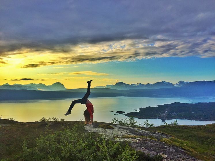 Yoga with a view-Tottadale_- Photo - Foap  - VisitNorway.com.jpg