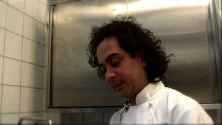 Markus Aujalay lagar färskpotatis med matjessill