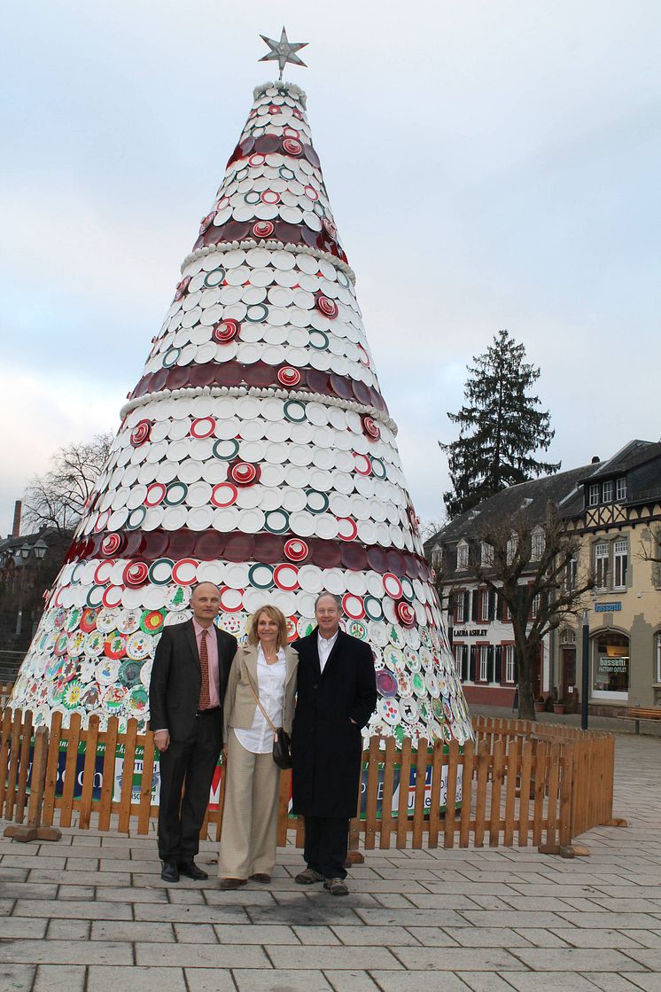Michel von Boch shows the Ambassador Emerson and his wife the ceramic Christmas tree in Mettlach.