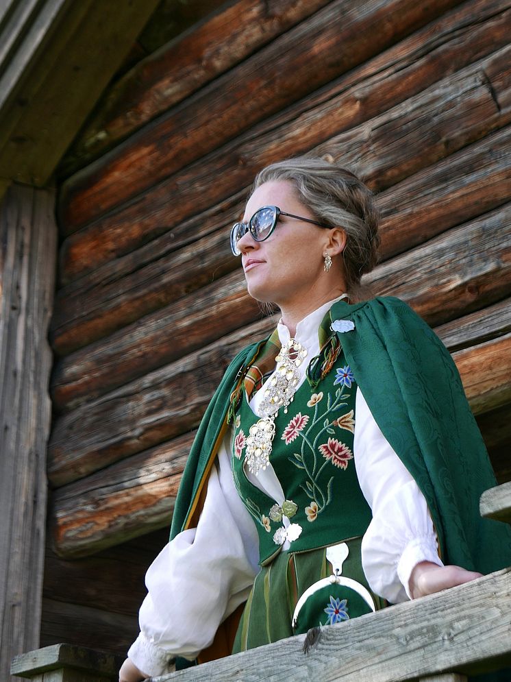 Stine Westlund i Specsavers, styler sin Nordlandsbunad med en diskré brille i en grønntone som kler bunaden. Foto Christer Folke Westlund.