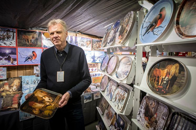 Jan Bergerlind har varit med på julmarknaden under många år och säljer julkort, bonader, brickor och bordstabletter.