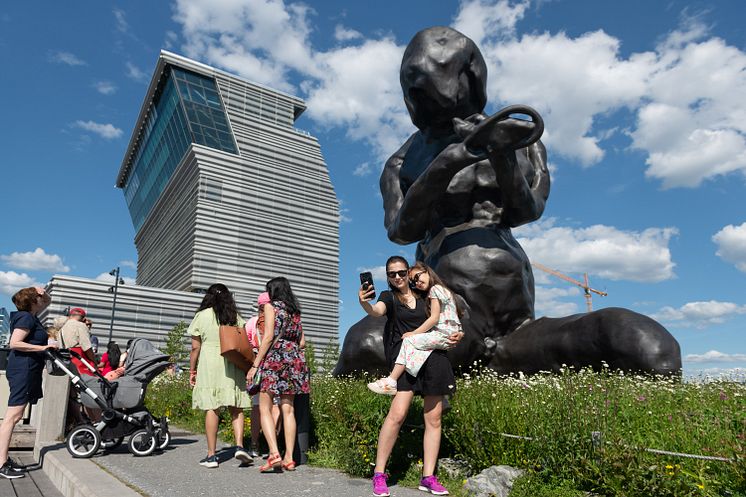 A selfie is taken at Tracey Emin's sculpture «The Mother» 