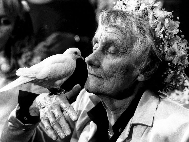 Astrid Lindgren med duva