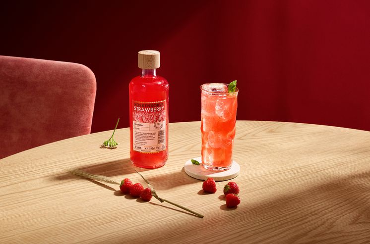 Koskenkorva Strawberry med longdrink.jpg