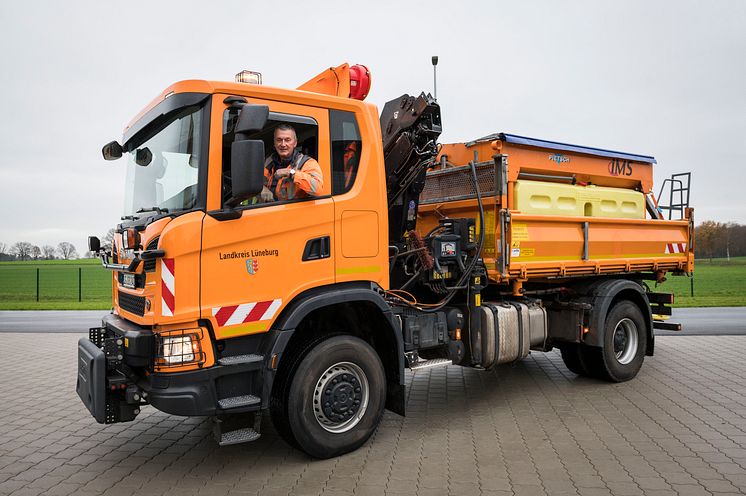 Fahrer Karsten Reich am Steuer des Scania G 370.