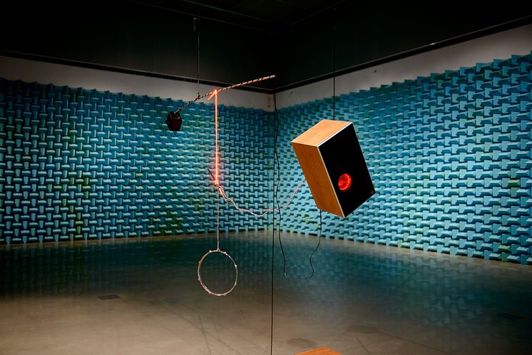 "Untitled song with untitled works by James Clarkson". 2012, Konstnär: Haroon Mirza. Foto: Olle Kirchmeier/Bonniers Konsthall.