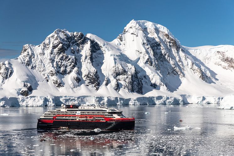 MS Roald Amundsen_ Orne-Harbour-Antarctica_Photo_Oscar_Farrera