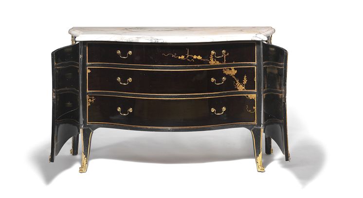 John Cobb, attributed: A George III bombe commode. c. 1765-70. H. 93 cm. Estimate: DKK 1.5 mill. / € 200,000