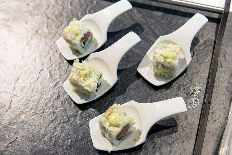 Mongkol Patproms "Chef's Masterpiece", zubereitet vor den Augen der Jury, war eine perfekt zubereitete Inside-Out-Roll mit norwegischem Lachs, jungem grünen Reis knusprig frittiert und einer raffinierten Miso-Honig-Sauce. 