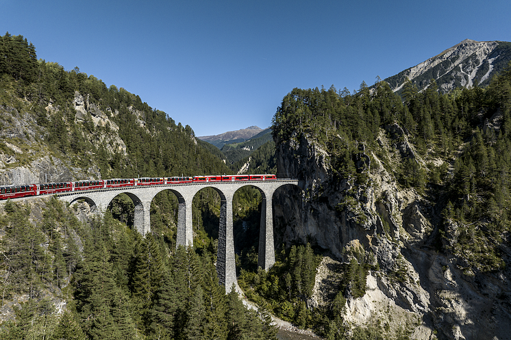 Bernina Express auf dem Landwasserviadukt