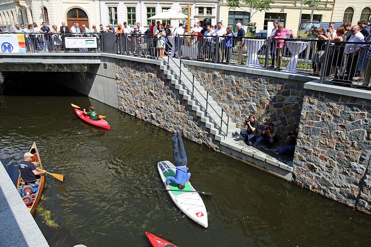 Jan Benzien mit einem Handstand auf dem Stand-Up-Paddle