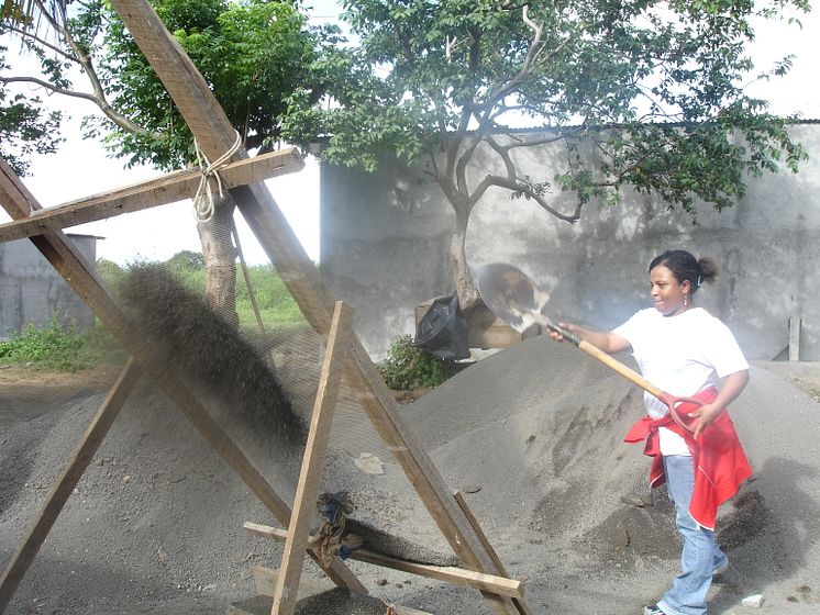 Birmania Lopez i Nicaragua deltar i bostadsbygge i ett annat kooperativ. 