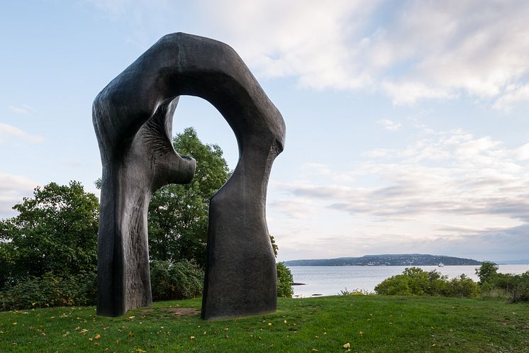 Torso - Great Arch © Henry Moore / BONO 