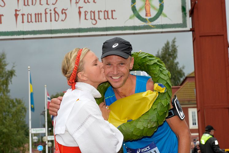 Jonas Buud vann UltraVasan 2014. Kranskulla Lisa Englund.