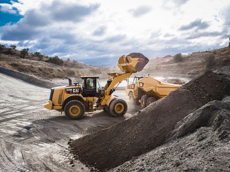 Cat 972M XE hybridhjullastare och Cat 730C dumper - höjd skopa