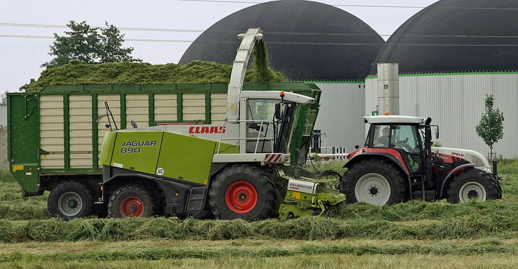 Foto: Erntezeit: Bayernwerk bittet Landwirte um Vorsicht bei der Arbeit unter Stromleitungen