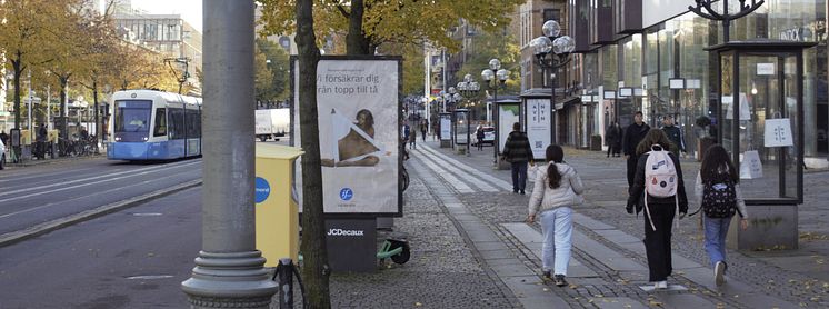 _DSC0739.NEF LÅGT BESKUREN Avenyn trottoar skyltskåp spårvagn