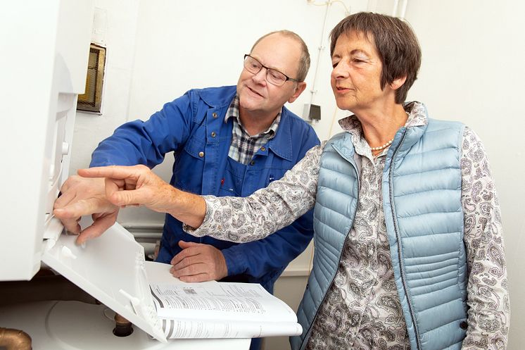 Fachhandwerker erklärt Modernisiererin neue Gasheizung