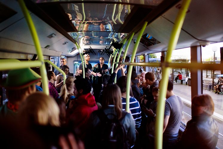 ElectriCity uppmärksammar elbusslinje genom överraskningskonsert med Seinabo Sey