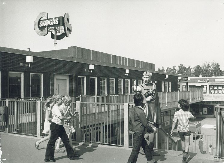 Kapten Zoom (Anders Linder) utanför Skogåsbibliotek. 1970-tal