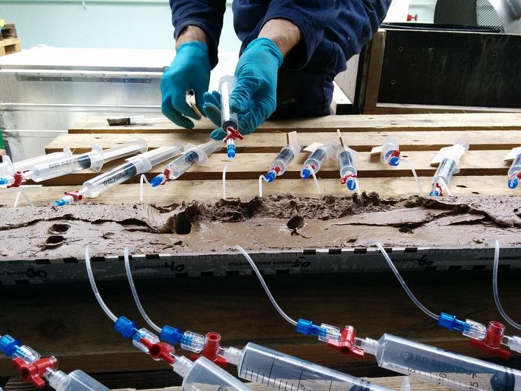 Collection of porefluid from sediment core for geochemical analysis.Photo_Michael Melcher