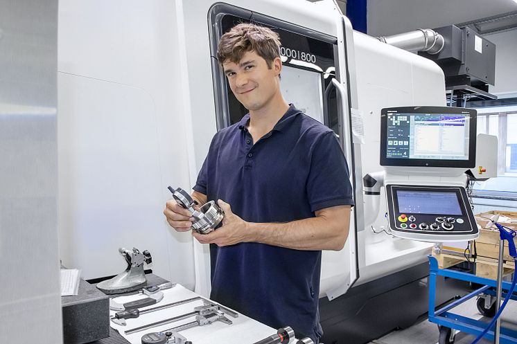 Focus on precise manufacturing: the turning centre shapes load cell components with ma-ximum accuracy.
