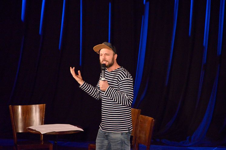 Auftritt von Nils Straatmann (Gewinner der deutschsprachigen Poetry-Slam-Meisterschaften 2013)