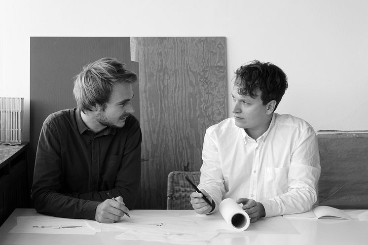 Tegnestuen Johansen Skovsted Arkitekter modtager Kronprinsparrets Stjernedryspris 2016. Til venstre Sebastian Skovsted, til højre Søren Johansen.