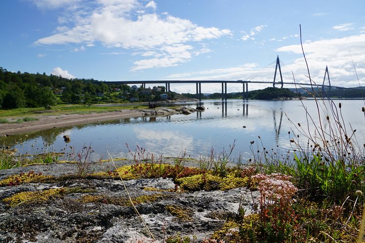 Uddevallabron och sandstrand Unda