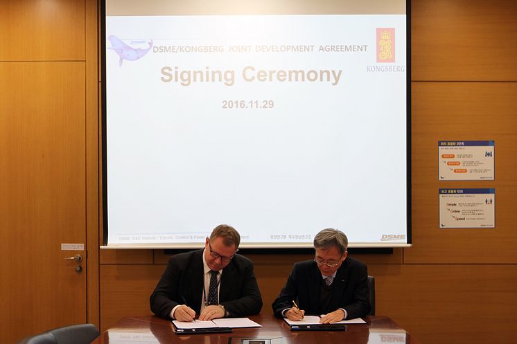 High res image - Kongsberg Maritime - DSME signing