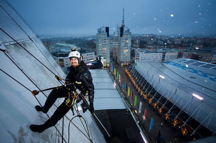 160112 Reparbetare rengör Globen i samarbete med Kärcher