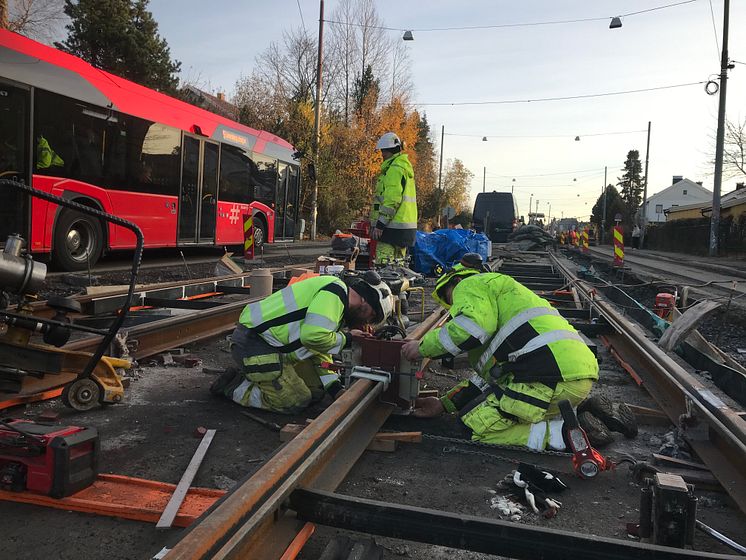 Siste sveis av trikkeskinner i Grefsenveien 8