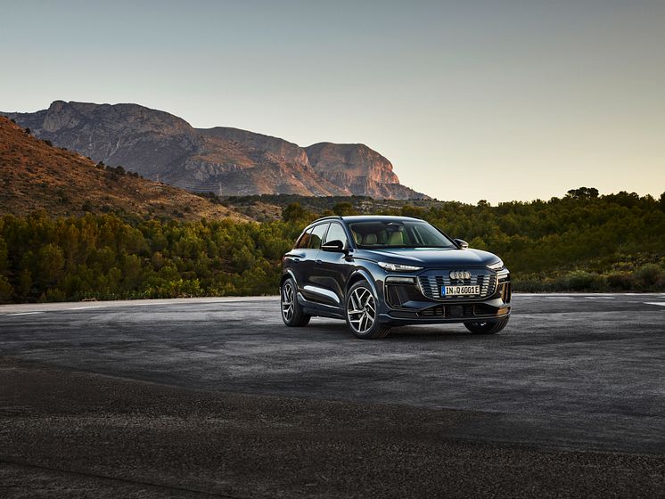 Audi Q6 e-tron quattro (Plasmablå metallak)