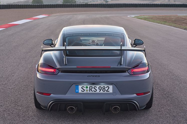 2 - 718 Cayman GT4 RS.jpg