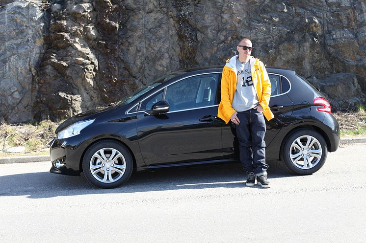 Artisten Petter kör Sveriges första Peugeot 208!