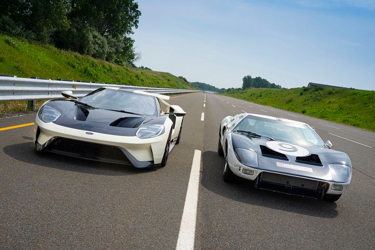2022 Ford GT ’64 Heritage Edition and 1964 Ford GT prototype_05