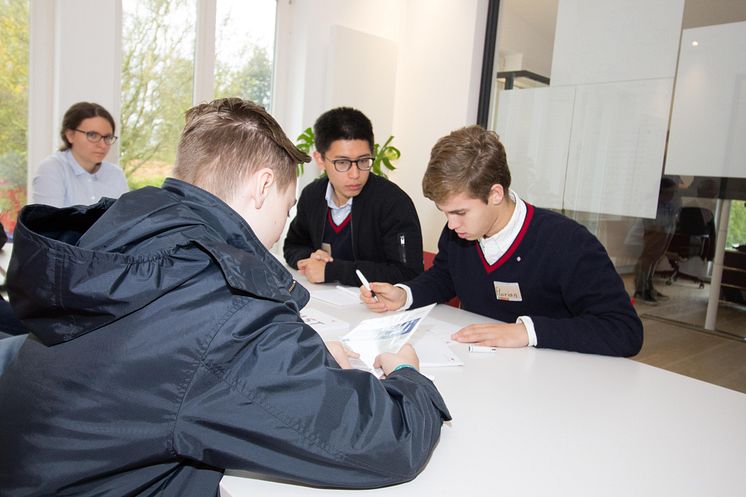 Schüler aus Louisenlund zu Besuch bei FLS