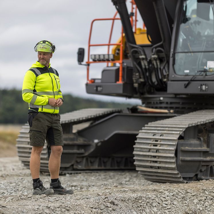 volvo_ec300e_beco_calle_axelsson_styrhytten_2560x2560.jpg
