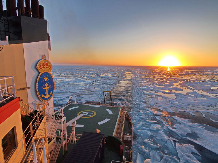 Arktisk sol, is och hav.