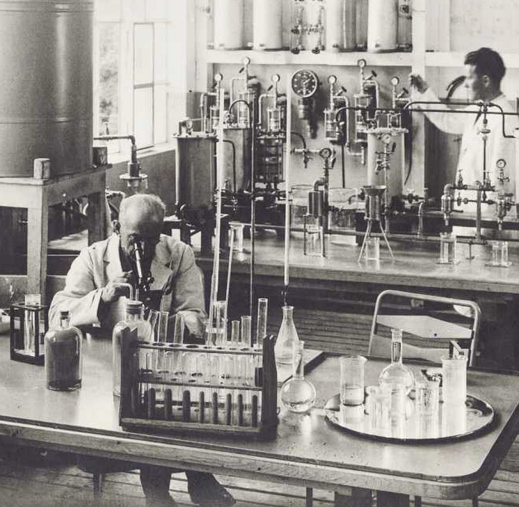 Rapperswil_chemistry_laboratory_in_the_1950.png